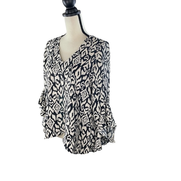 NWT Vince Camuto Etched Geo Flutter Sleeve Blouse Size Small - Picture 4 of 10